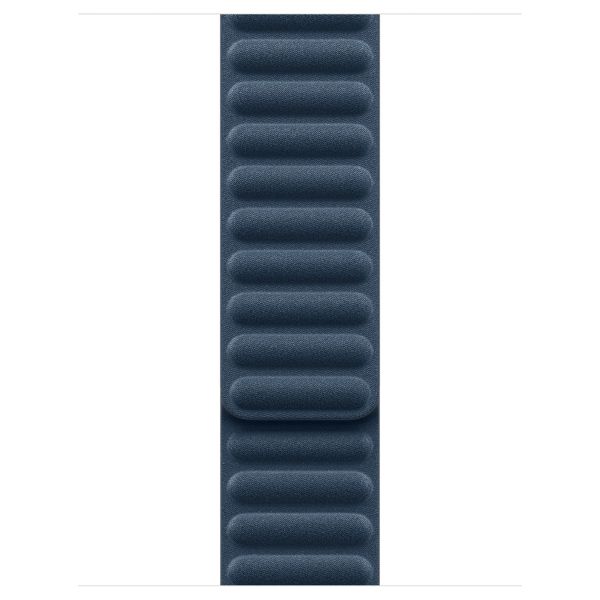 Apple Armband mit Magnetverschluss FineWoven für die Apple Watch Series 1-9 / SE - 38/40/41 mm / Series 10 - 42 mm - Größe S/M - Pacific Blue