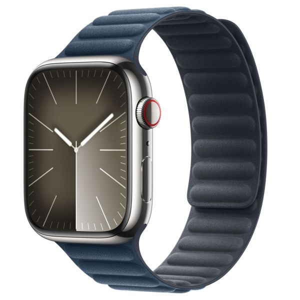 Apple Armband mit Magnetverschluss FineWoven für die Apple Watch Series 1-10 / SE / Ultra (2) - 42/44/45/46/49 mm - Größe S/M - Baltic Blue