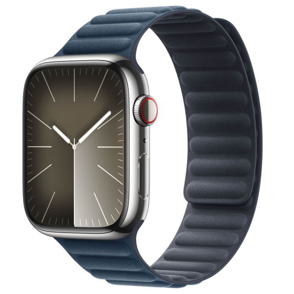 Apple Armband mit Magnetverschluss FineWoven für die Apple Watch Series 1-10 / SE / Ultra (2) - 42/44/45/46/49 mm - Größe M/L - Baltic Blue