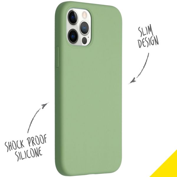 Accezz Liquid Silikoncase für das iPhone 12 (Pro) - Grün