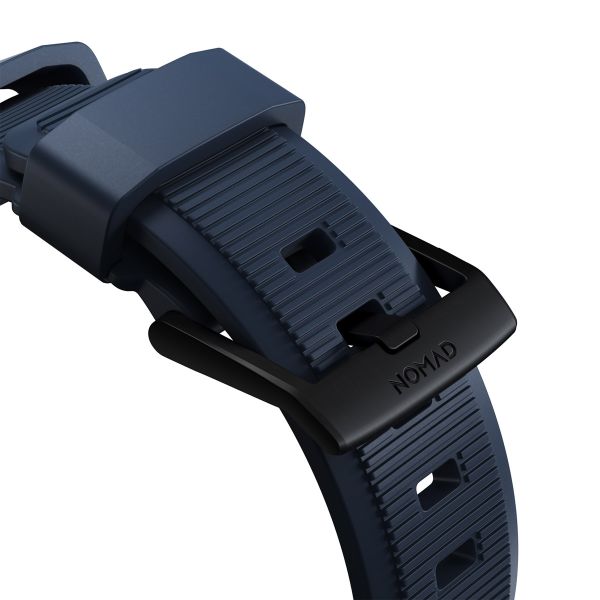 Nomad Robustes Armband FKM für die Apple Watch Series 1-10 / SE / Ultra (2) - 42/44/45/46/49 mm - Schwarz/Blau