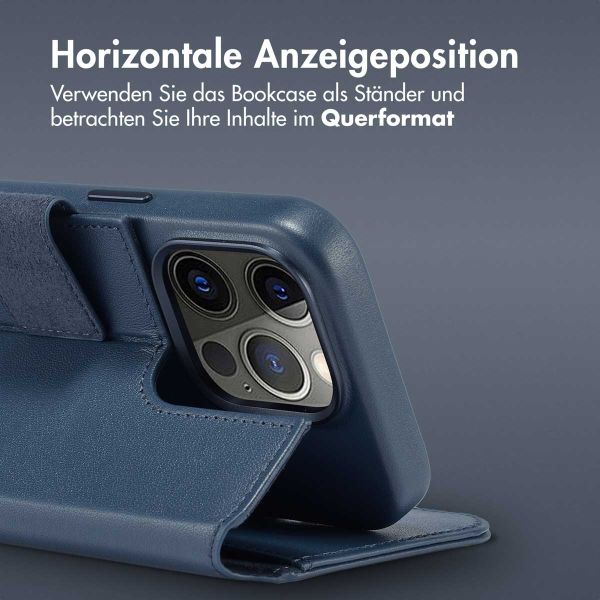 Accezz 2-in-1 Klapphülle aus Leder mit MagSafe für das iPhone 15 Pro - Nightfall Blue