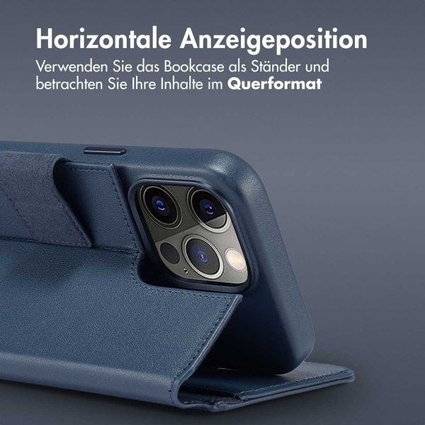 Accezz 2-in-1 Klapphülle aus Leder mit MagSafe für das iPhone 15 Pro Max - Nightfall Blue