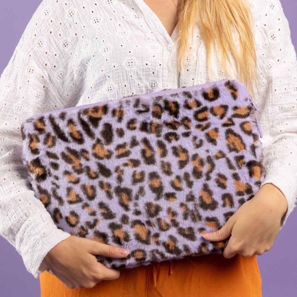 imoshion Fluffy Laptop Hülle 15-16 Zoll - Laptop Sleeve - Leopard Lilac