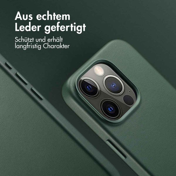 Accezz MagSafe Leather Backcover für das iPhone 15 Pro - Cedar Green