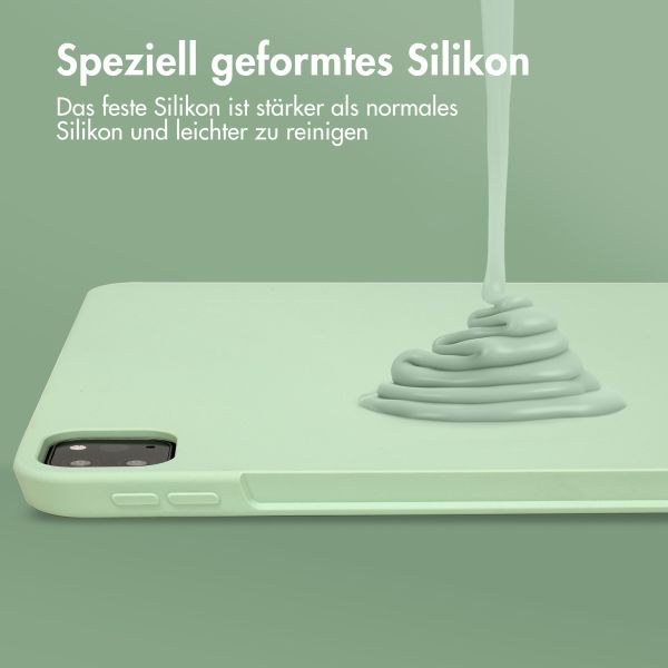 Accezz Liquid Silicone Back Cover mit Stifthalter für das iPad Pro 12.9 (2022) / Pro 12.9 (2021) / Pro 12.9 (2020) - Hellgrün