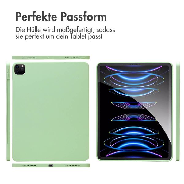 Accezz Liquid Silicone Back Cover mit Stifthalter für das iPad Pro 12.9 (2022) / Pro 12.9 (2021) / Pro 12.9 (2020) - Hellgrün