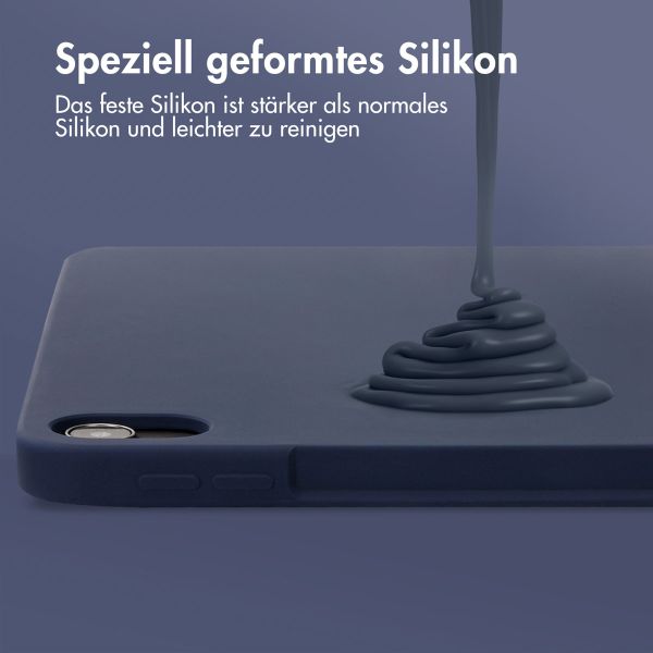 Accezz Liquid Silicone Back Cover mit Stifthalter für das iPad Air 11 Zoll (2024) M2 / Air 5 (2022) / Air 4 (2020) - Dunkelblau