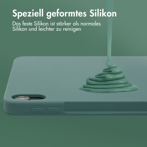 Accezz Liquid Silicone Back Cover mit Stifthalter für das iPad Air 11 Zoll (2024) M2 / Air 5 (2022) / Air 4 (2020) - Dunkelgrün