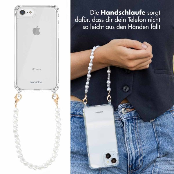 imoshion Back Cover mit Band + Armband für das iPhone 8 / 7  / SE (2022 / 2022) - Perlen Herzchen