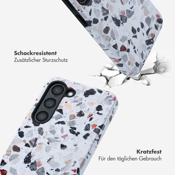 Selencia Vivid Back Cover für das Samsung Galaxy S23 - Chic Terazzo
