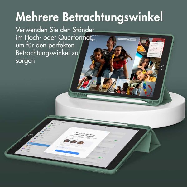 Accezz Smarte Klapphülle aus Silikon für das iPad 6 (2018) 9.7 Zoll / iPad 5 (2017) 9.7 Zoll - Dunkelgrün