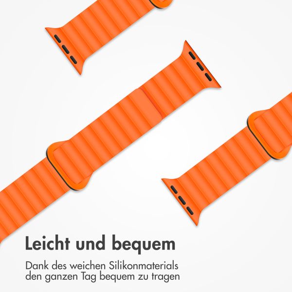 imoshion Silikon-Magnetarmband für die Apple Watch Apple Watch Series 1-9 / SE - 38/40/41 mm / Series 10 - 42 mm - Orange / Schwarz