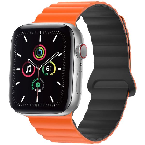 imoshion Silikon-Magnetarmband für die Apple Watch Apple Watch Series 1-9 / SE - 38/40/41 mm / Series 10 - 42 mm - Orange / Schwarz