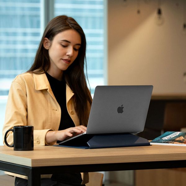 Uniq Oslo Laptop Hülle 14 Zoll - Laptop Sleeve mit faltbarem Laptopständer - Navy Blue