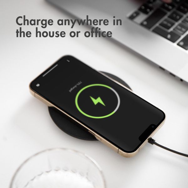 Accezz Qi Soft Touch Wireless Charger für das iPhone 15 - Kabelloses Ladegerät - 10 Watt - Schwarz