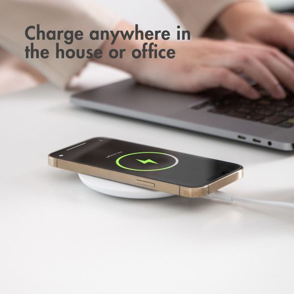 Accezz Qi Soft Touch Wireless Charger für das iPhone 15 Plus - Kabelloses Ladegerät - 10 Watt - Weiß