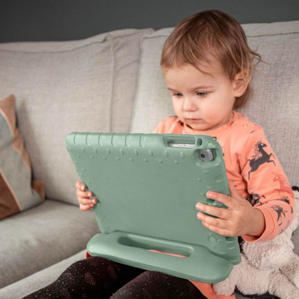 imoshion Schutzhülle mit Handgriff kindersicher für das Samsung Galaxy Tab S9 11.0 Zoll / Tab S9 FE 10.9 Zoll - Olive Green