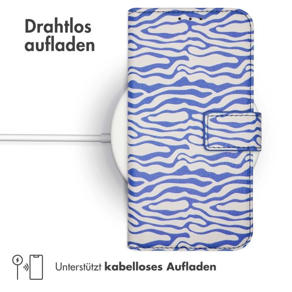 imoshion ﻿Design Klapphülle für das Samsung Galaxy S22 - White Blue Stripes