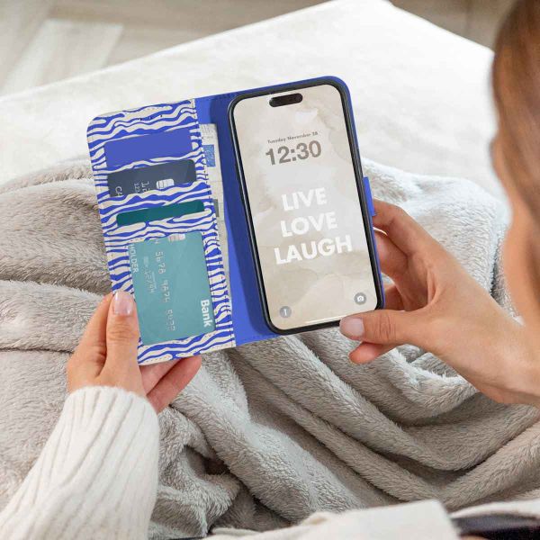 imoshion ﻿Design Klapphülle für das Samsung Galaxy S22 - White Blue Stripes