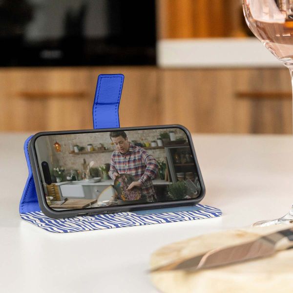 imoshion ﻿Design Klapphülle für das Samsung Galaxy S23 - White Blue Stripes
