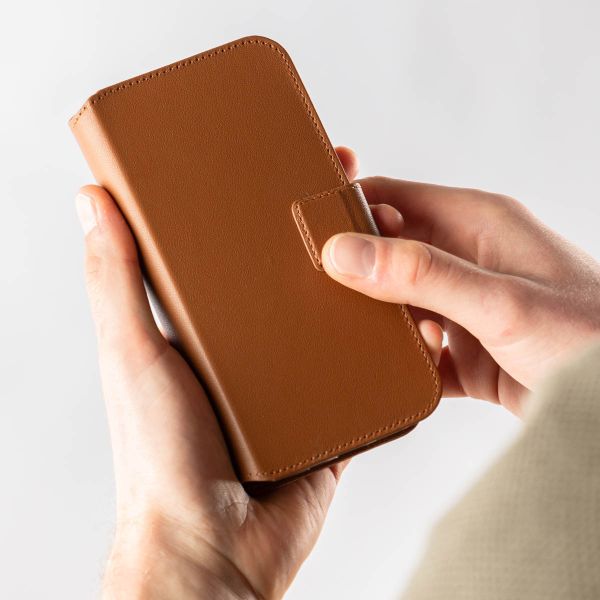 Accezz 2-in-1 Klapphülle aus Leder mit MagSafe für das iPhone 16 Pro - Sienna Brown