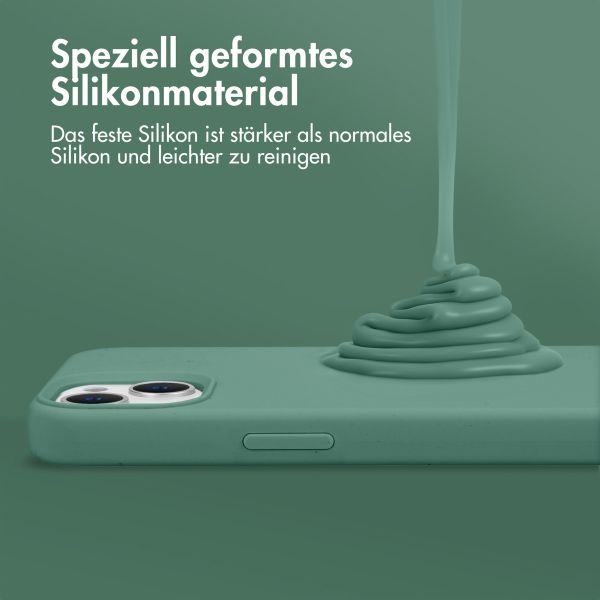 Accezz Liquid Silikoncase für das iPhone 15 - Dunkelgrün