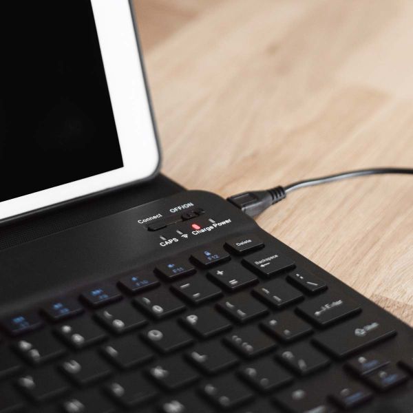 Accezz QWERTY Bluetooth Keyboard Klapphülle für das iPad Air 13 Zoll (2024) M2 - Schwarz