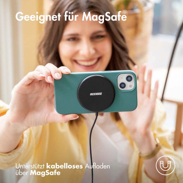 Accezz Liquid Silikoncase mit MagSafe für das iPhone 13 - Grün