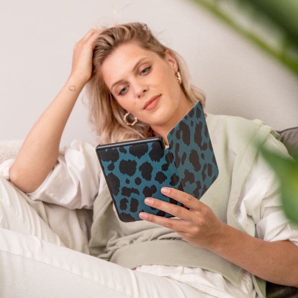 imoshion Design Slim Hard Case Sleepcover für das Kobo Clara Colour / Kobo Clara BW - Green Leopard