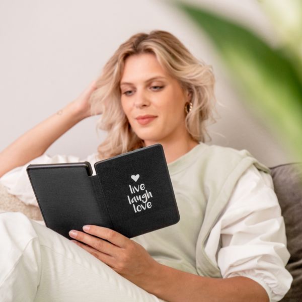 imoshion Design Slim Hard Sleepcover mit Stand für das Kobo Libra 2 / Tolino Vision 6 - Live Laugh Love