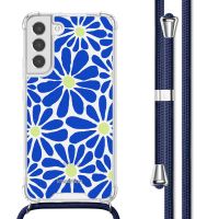 imoshion Design Hülle mit Band für das Samsung Galaxy S22 Plus - Cobalt Blue Flowers Connect