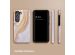 Selencia Vivid Back Cover für das Samsung Galaxy S23 - Chic Marble Gold
