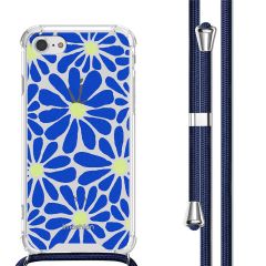 iMoshion Design Hülle mit Band für das iPhone SE (2022 / 2020) / 8 / 7 - Cobalt Blue Flowers Connect