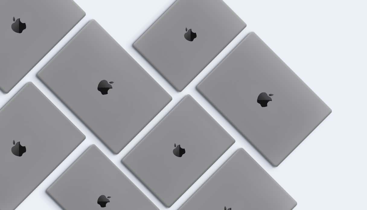 Ein Flatlay mit verschiedenen MacBooks, die Apple MacBooks in verschiedenen Größen und Modellarten.