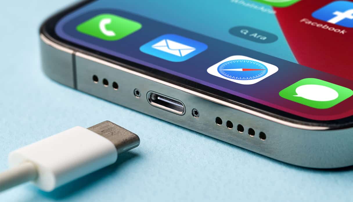 Es wird auf den iPhone-Anschluss gezoomt, wo das USB-C-Ladekabel benötigt wird.
