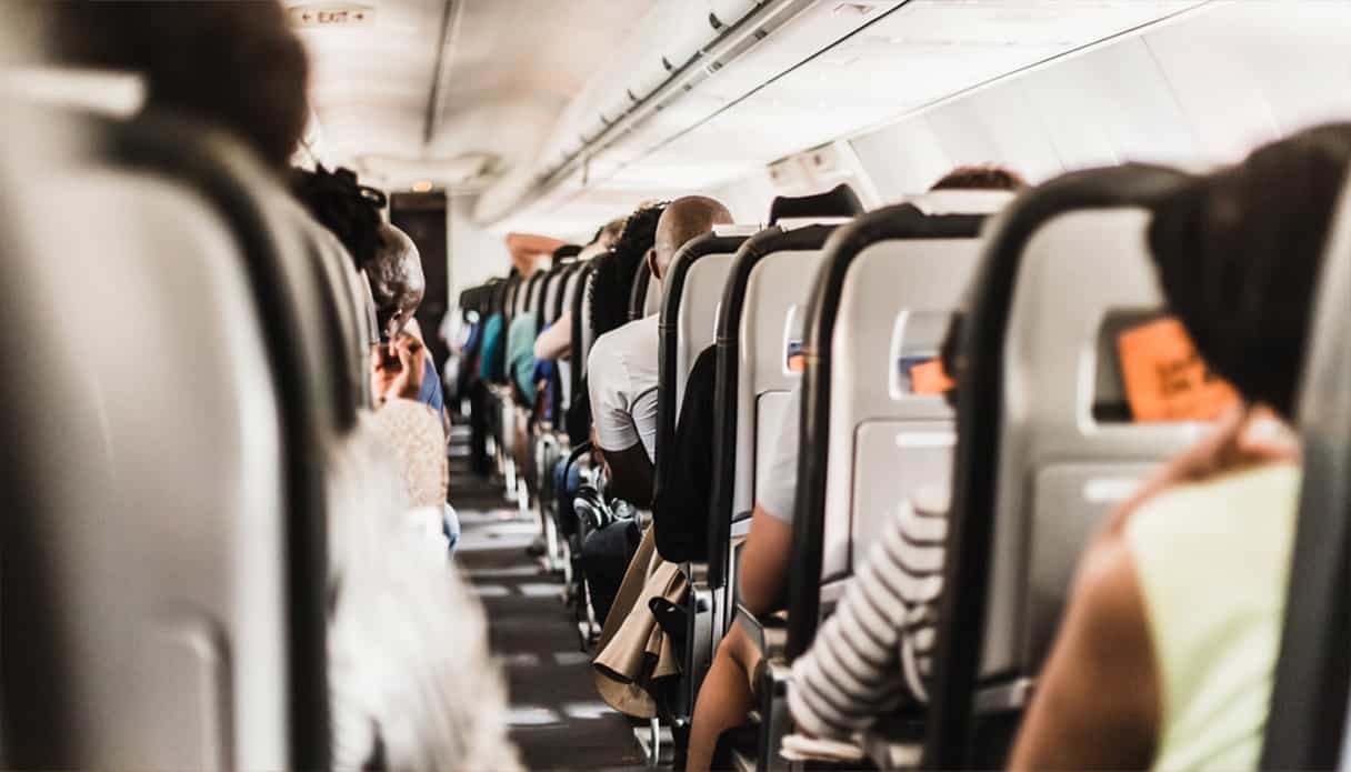 Die Passagiere sitzen auf ihren Sitzen im Flugzeug, auf dem Weg zu einem Ziel.
