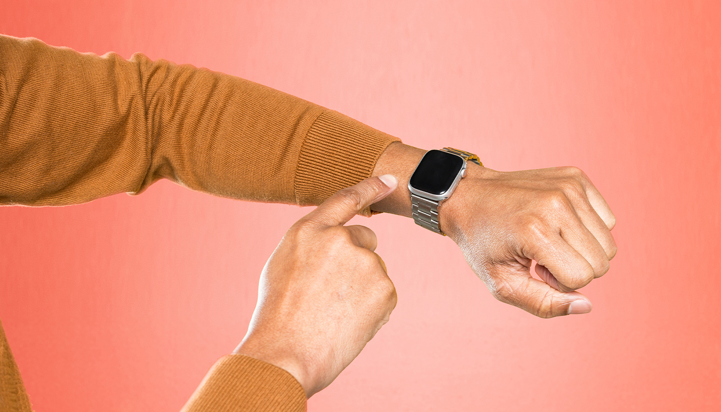 Dein Arm mit einer Apple Watch, der Hintergrund ist rosa.