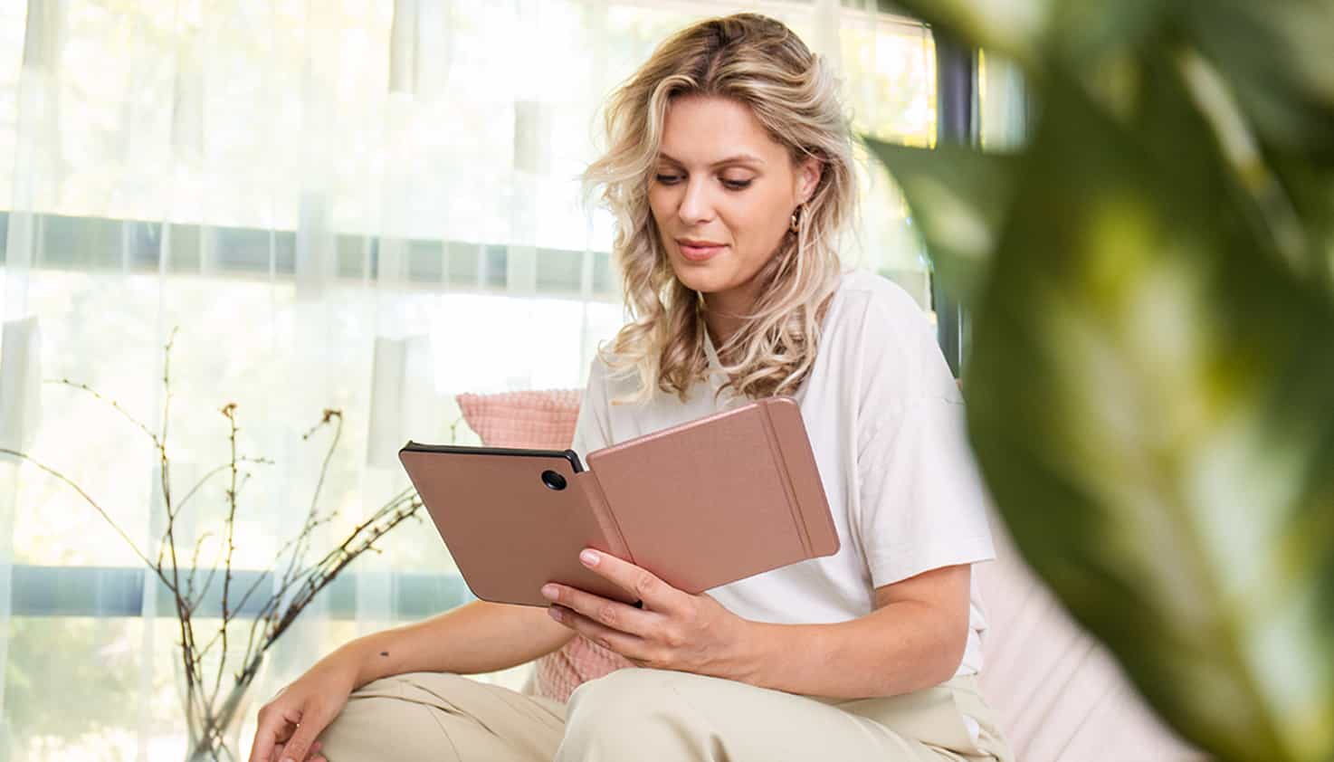 Frau liest auf einem E-Reader mit einer Hülle von Tolino.